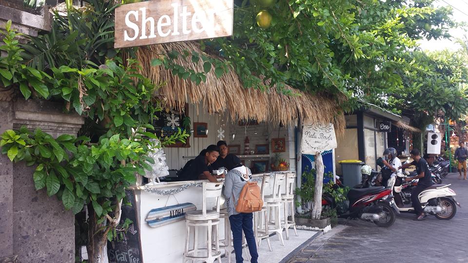 Woman at a cafe counter gluten free bali bread where  where to eat gluten free bali seminyak canggu ubud sanur 