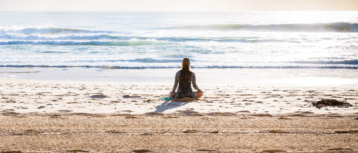 woman meditating in front of ocean 5 elemental meditation elements air water space earth fire vipassana buthas technique script