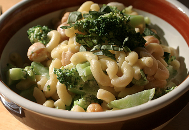 creamy vegan pasta alfredo