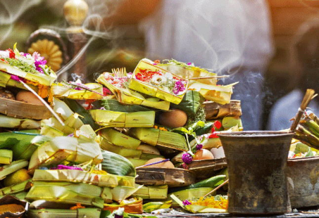 daily offerings by the balinese