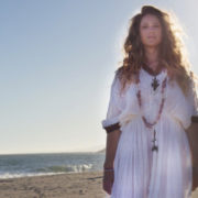 Mujer en la playa guru jagat kundalini yoga marido hija jaget libros