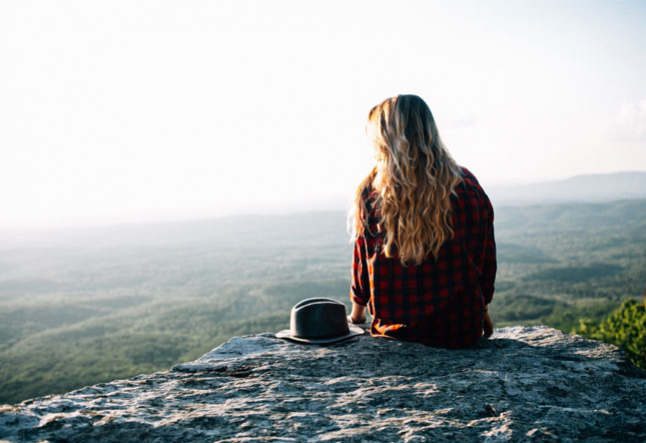 womaN SITTING OUTDOOR ON A ROCK how to get into a meditative state, how to enter easiest way to get into deep state meditation