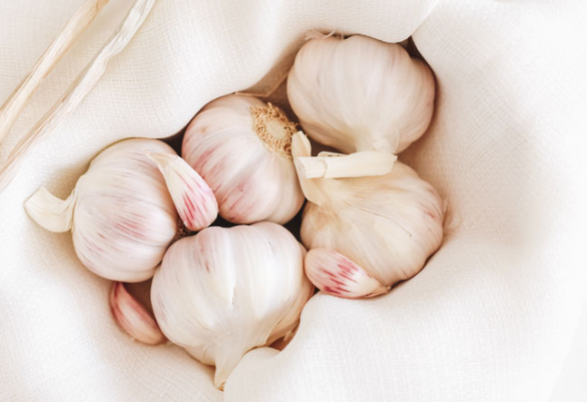 5 reasons you need to add garlic to your diet asap