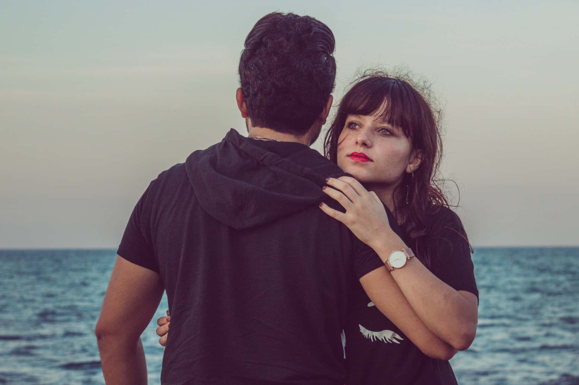 man and women near ocean partenaire chemin eveil