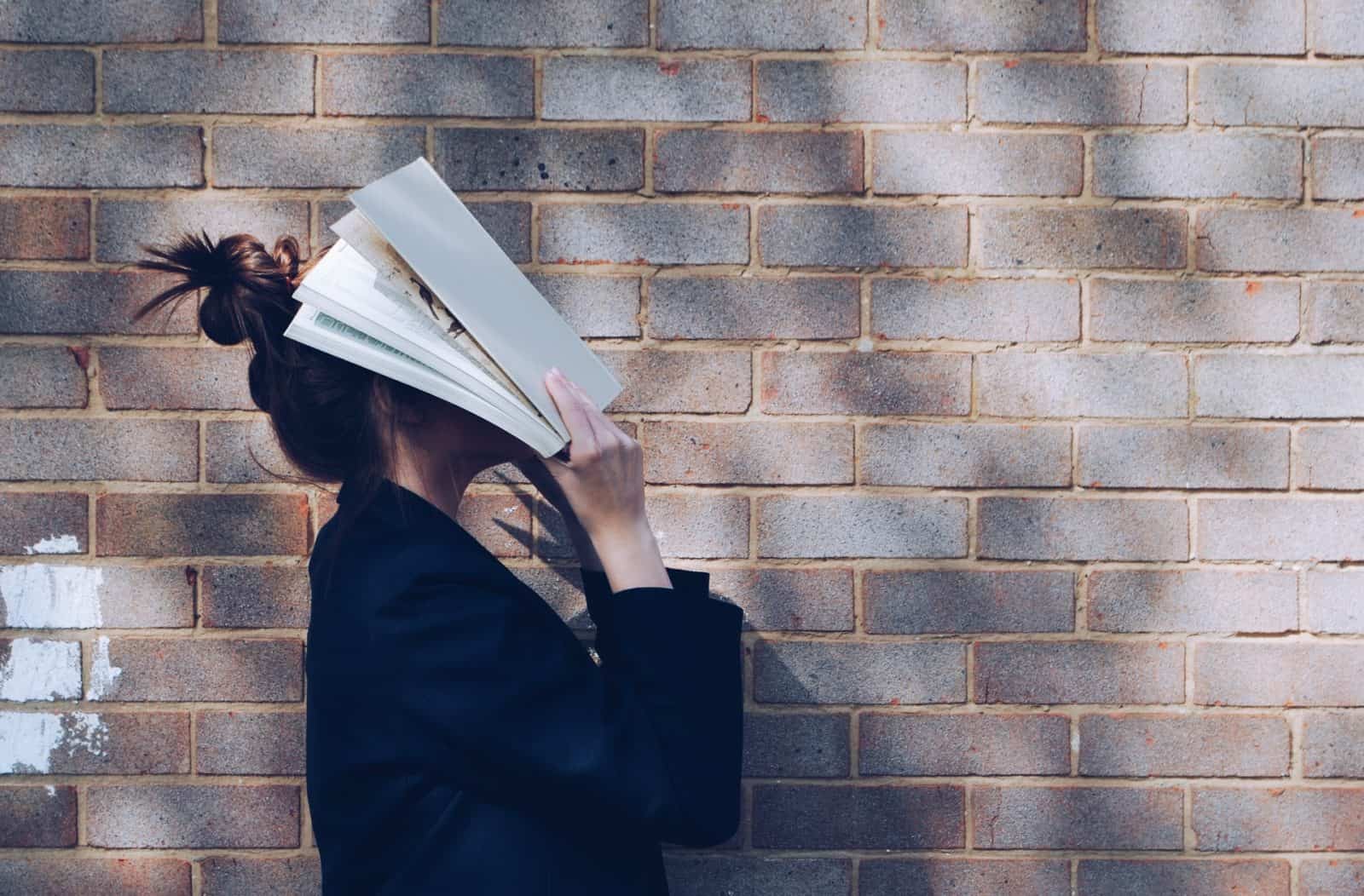 femme livre sur la figure different types d'intelligence howard gardner