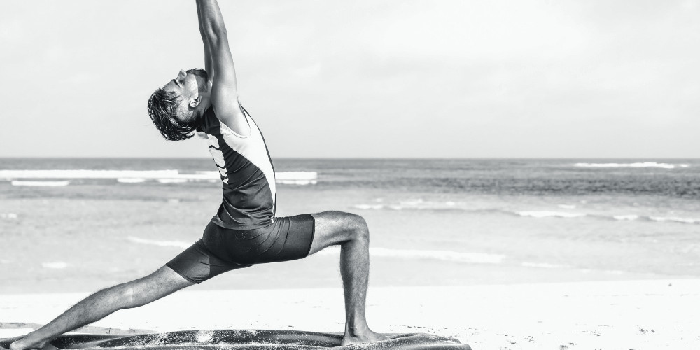 hombre haciendo una postura de yoga en el suelo
formacion de yoga profesores