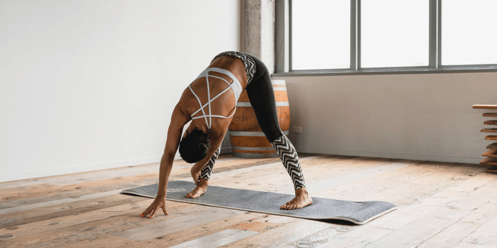 Mujer practicando una postura en su esterilla yoga esterillas yoga mat