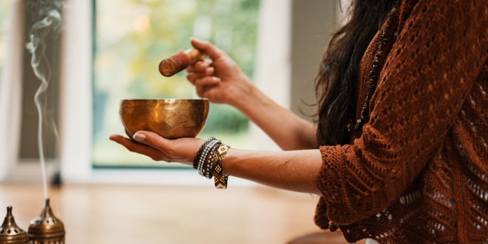 Woman playing the singing bowl

healing frequencies and Solfeggio Frequencies 417 hz 528 hz