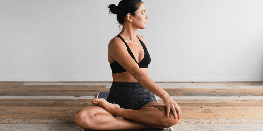 mujer practicando yoga en casa  

yoga para pricipiantes en casa