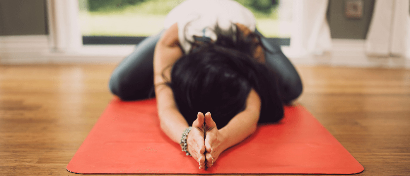 Mujer practicando yoga en casa yoga para pricipiantes en casa