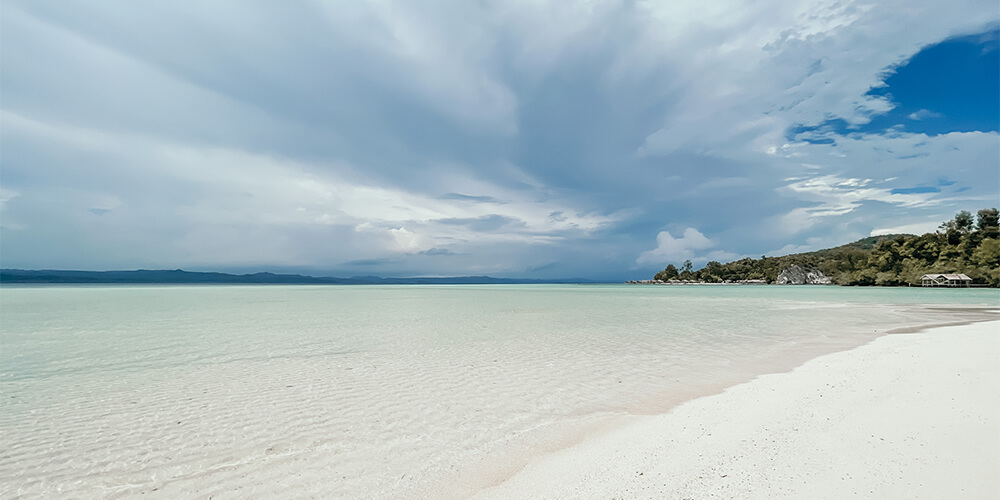 white sand beach raja am-at bleu sky prana boat indonesia