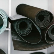 trois tapis de yoga mat noir et vert