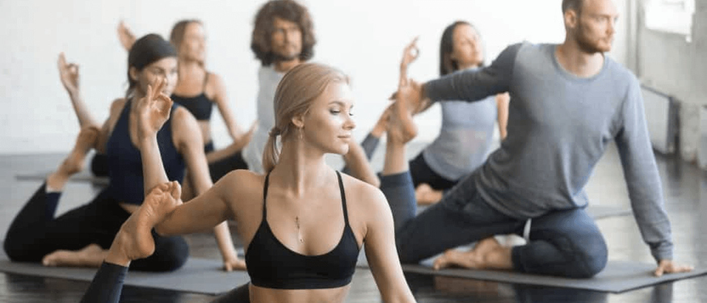 groupe de yoga débutants facile seance cours yoga en classe