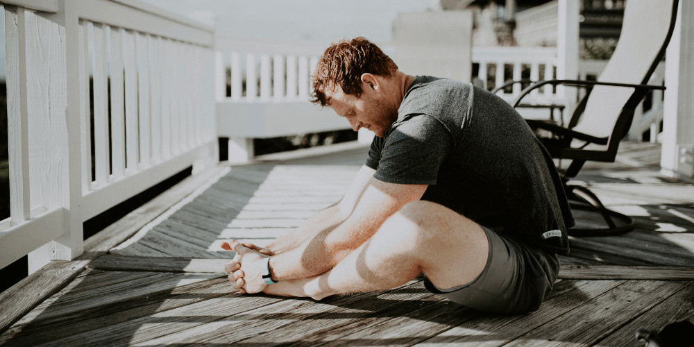 homme pratiquant le yoga du matin matinale seance