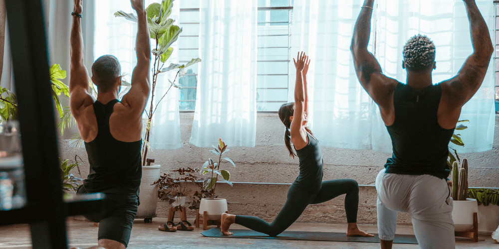 groupe pratiquant le yoga du matin seance routine