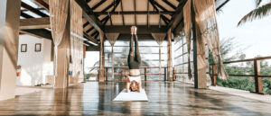 femme pratiquant le yoga le matin