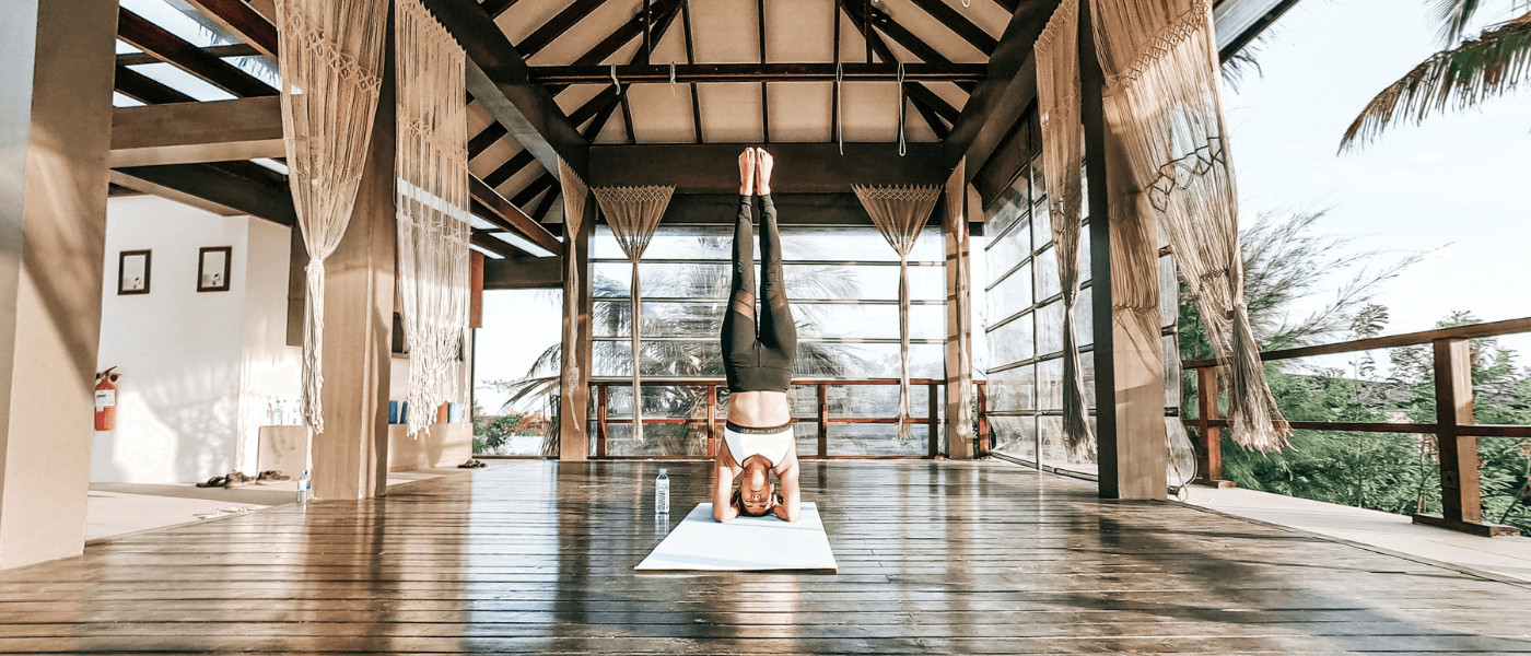 femme pratiquant le yoga le matin