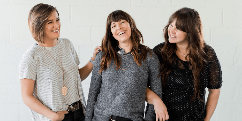 trois femmes accolees therapie de couple thérapie thérapeute de couples psychologue pour