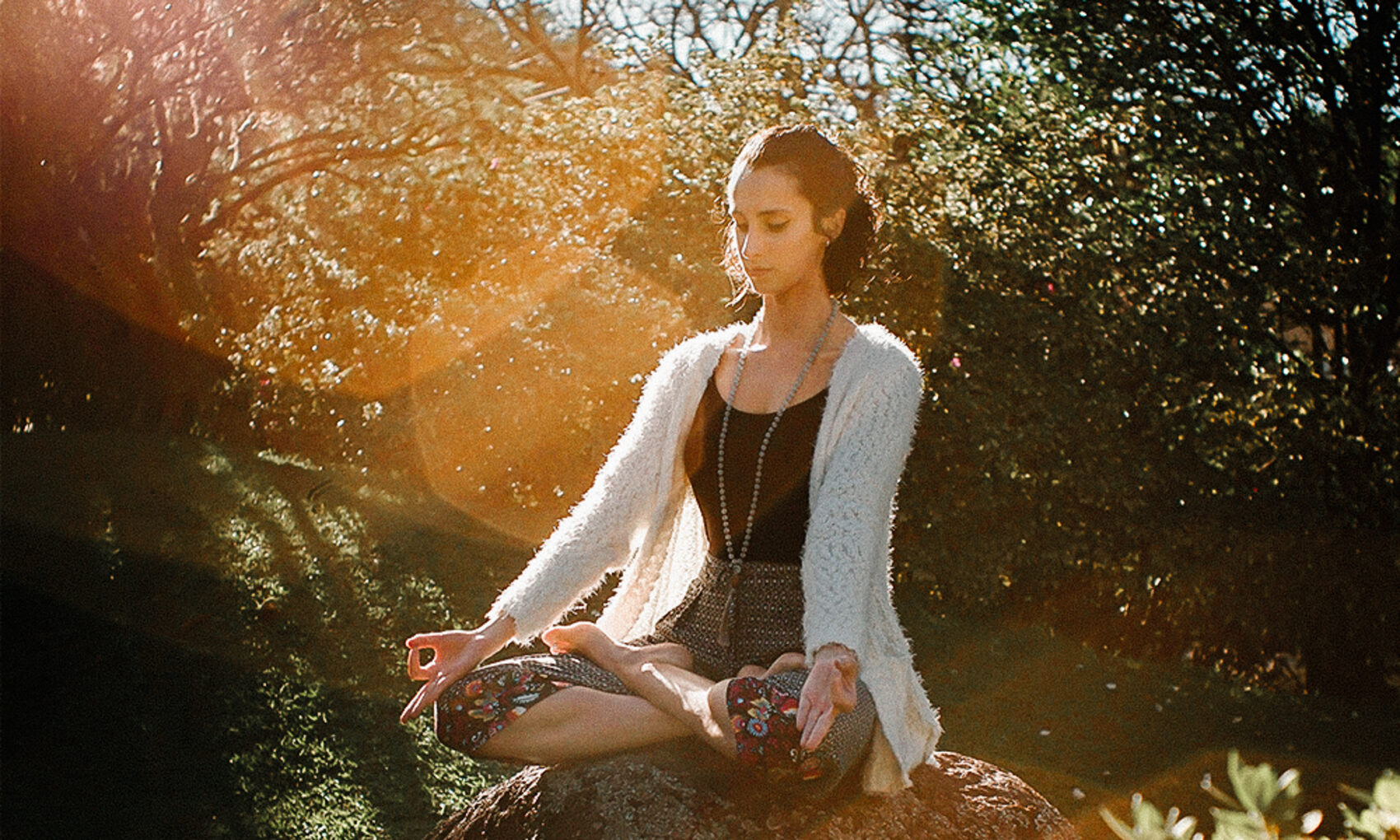 Chica meditando en un bosque