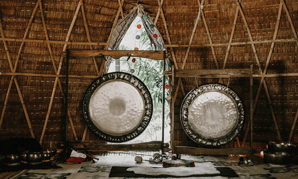 Gongs bei einer Klangmeditation  qongklänge instrument wegweiser und heilhilfe