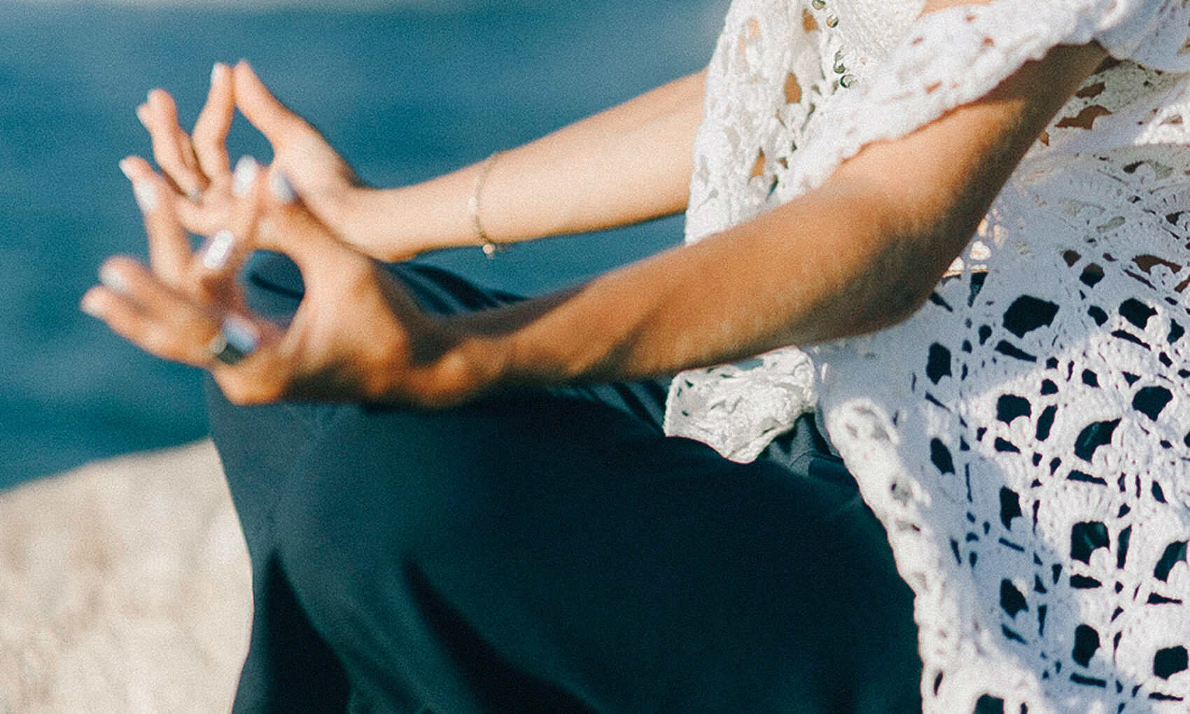 Mujer en posición meditación. Práctica del mantra Sat Nam