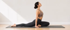Kapotasana (Pigeon Pose) alignment diagram showing hips squared and level, chest lifted and open, and the back leg extending straight behind