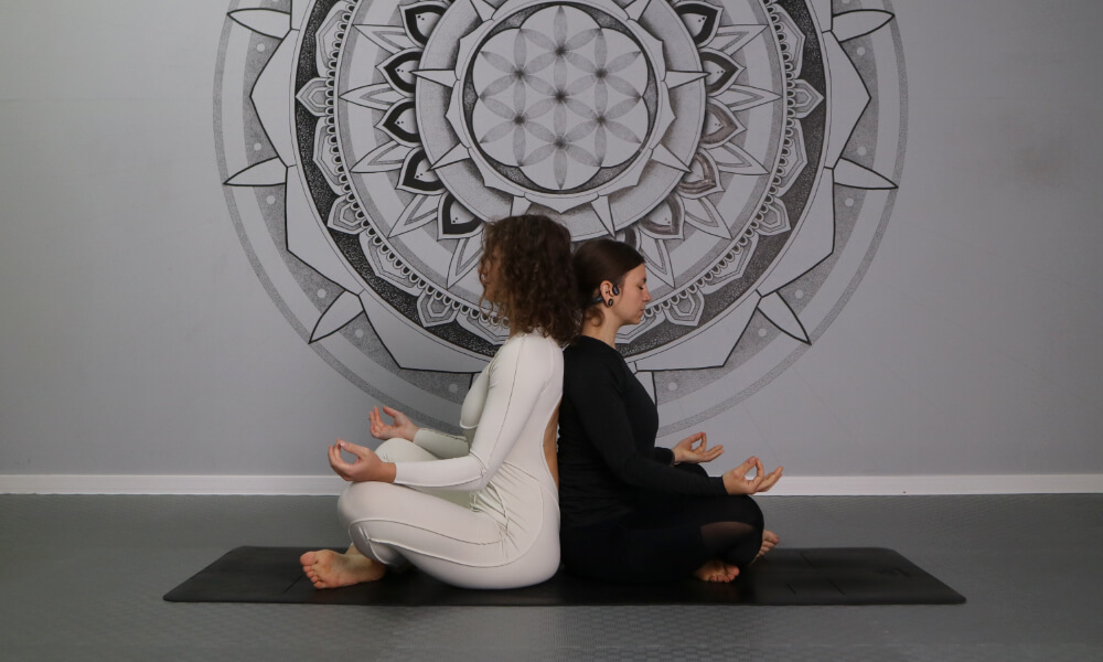 Easy BFF 2-person yoga poses to try with your best friend (beginner-friendly + fun!)