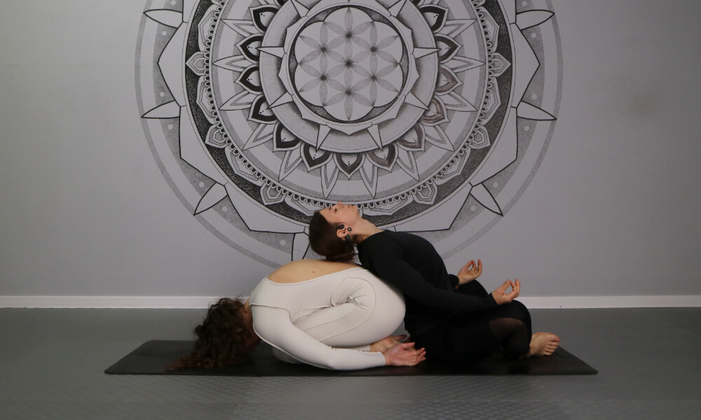 Easy BFF 2-person yoga poses to try with your best friend (beginner-friendly + fun!)