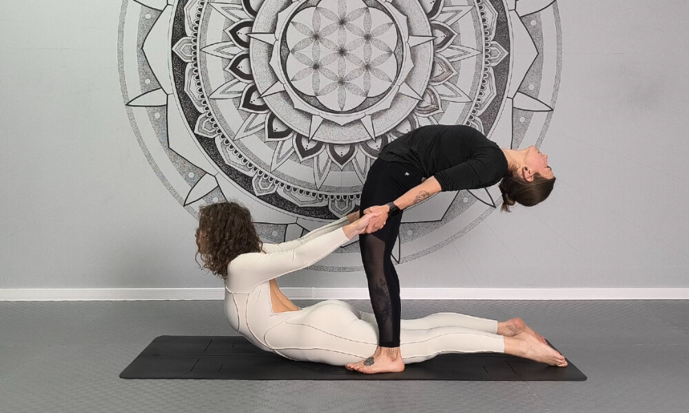 Easy BFF 2-person yoga poses to try with your best friend (beginner-friendly + fun!)