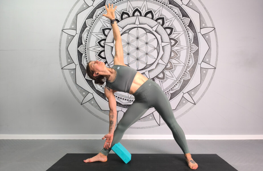 Maîtriser la pose du triangle (Trikonasana) : Conseils d’experts pour un alignement parfait, avantages et variations