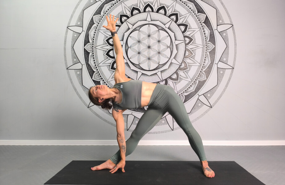 Maîtriser la pose du triangle (Trikonasana) : Conseils d’experts pour un alignement parfait, avantages et variations