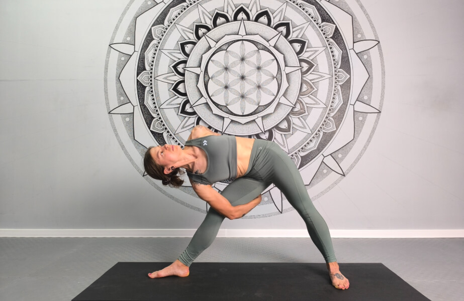 Maîtriser la pose du triangle (Trikonasana) : Conseils d’experts pour un alignement parfait, avantages et variations