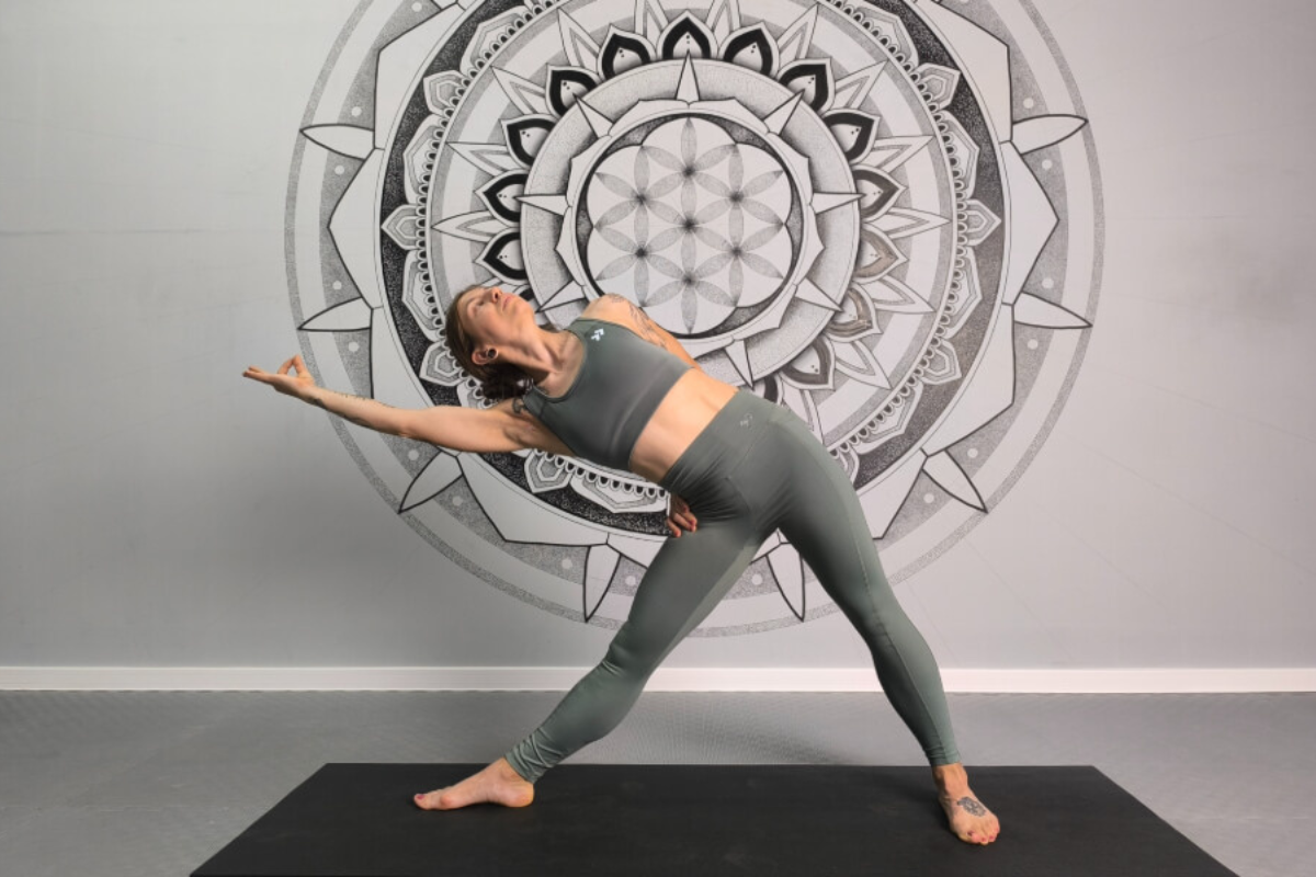 Master triangle pose (Trikonasana): Ultimate guide to benefits, alignment, and variations