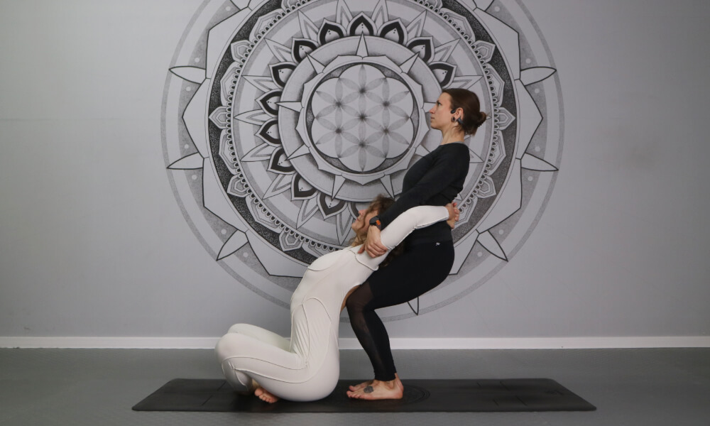 Easy BFF 2-person yoga poses to try with your best friend (beginner-friendly + fun!)