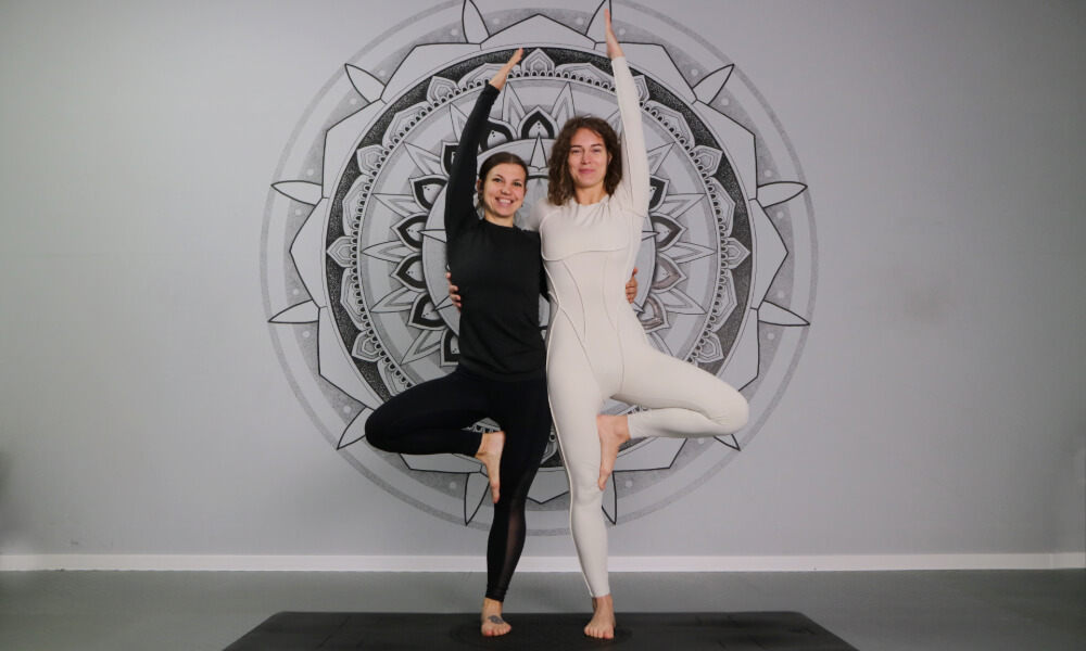Easy BFF 2-person yoga poses to try with your best friend (beginner-friendly + fun!)