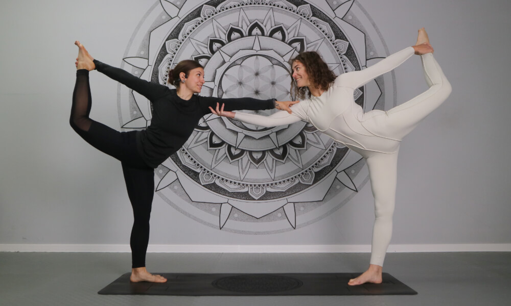 Easy BFF 2-person yoga poses to try with your best friend (beginner-friendly + fun!)