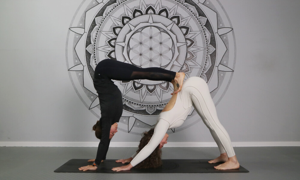 Easy BFF 2-person yoga poses to try with your best friend (beginner-friendly + fun!)