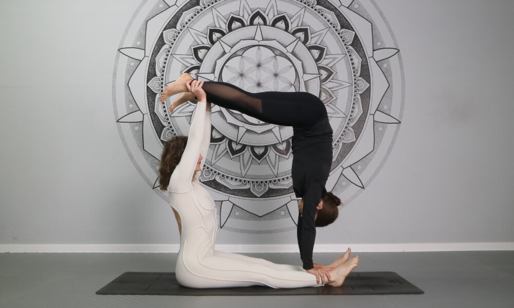 Easy BFF 2-person yoga poses to try with your best friend (beginner-friendly + fun!)