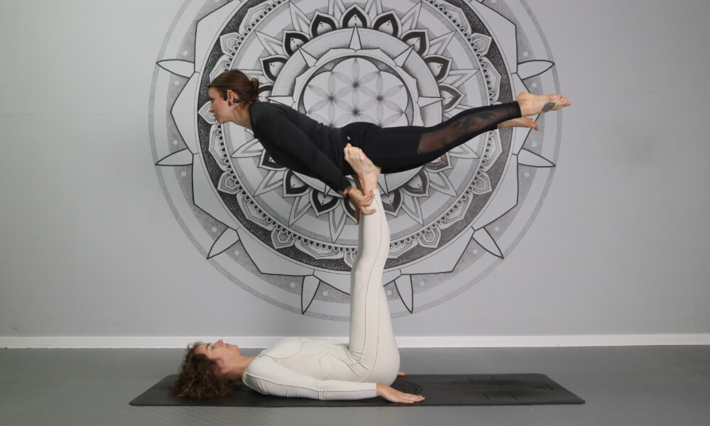 Easy BFF 2-person yoga poses to try with your best friend (beginner-friendly + fun!)
