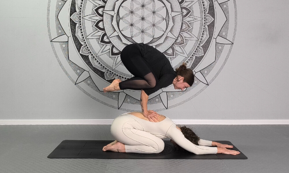 Easy BFF 2-person yoga poses to try with your best friend (beginner-friendly + fun!)