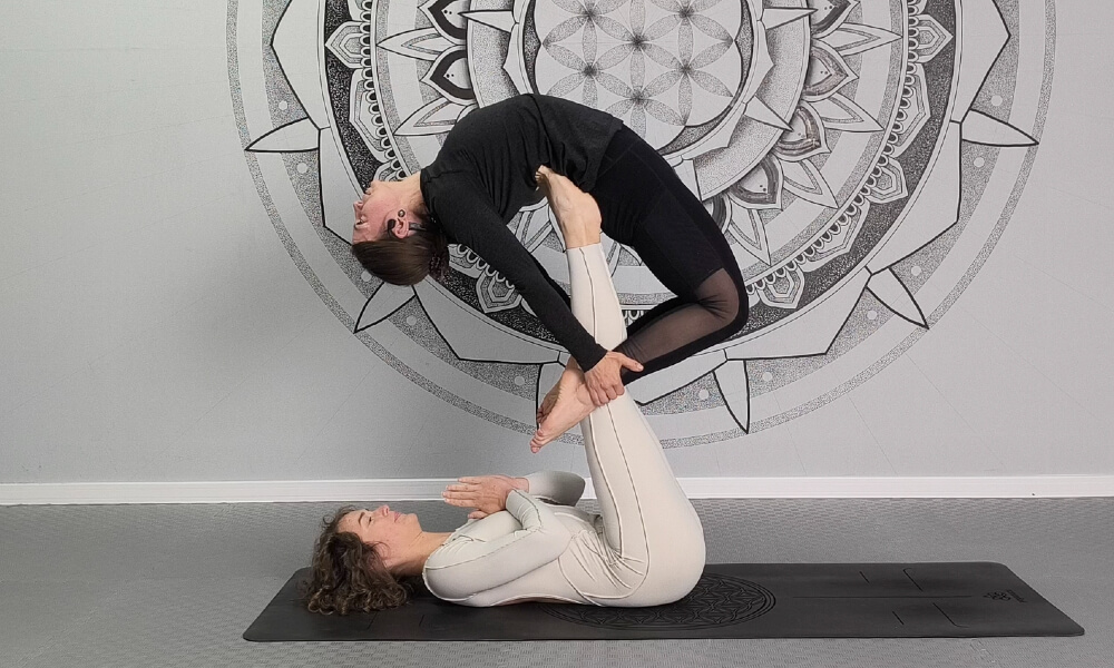 Easy BFF 2-person yoga poses to try with your best friend (beginner-friendly + fun!)