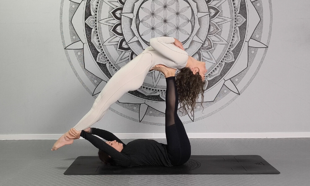 Easy BFF 2-person yoga poses to try with your best friend (beginner-friendly + fun!)