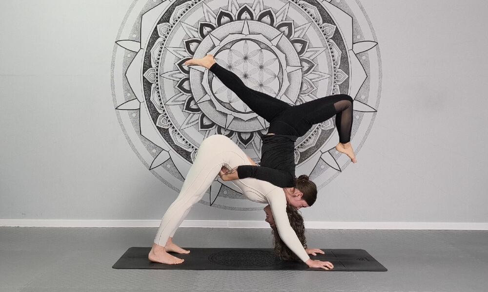 Easy BFF 2-person yoga poses to try with your best friend (beginner-friendly + fun!)