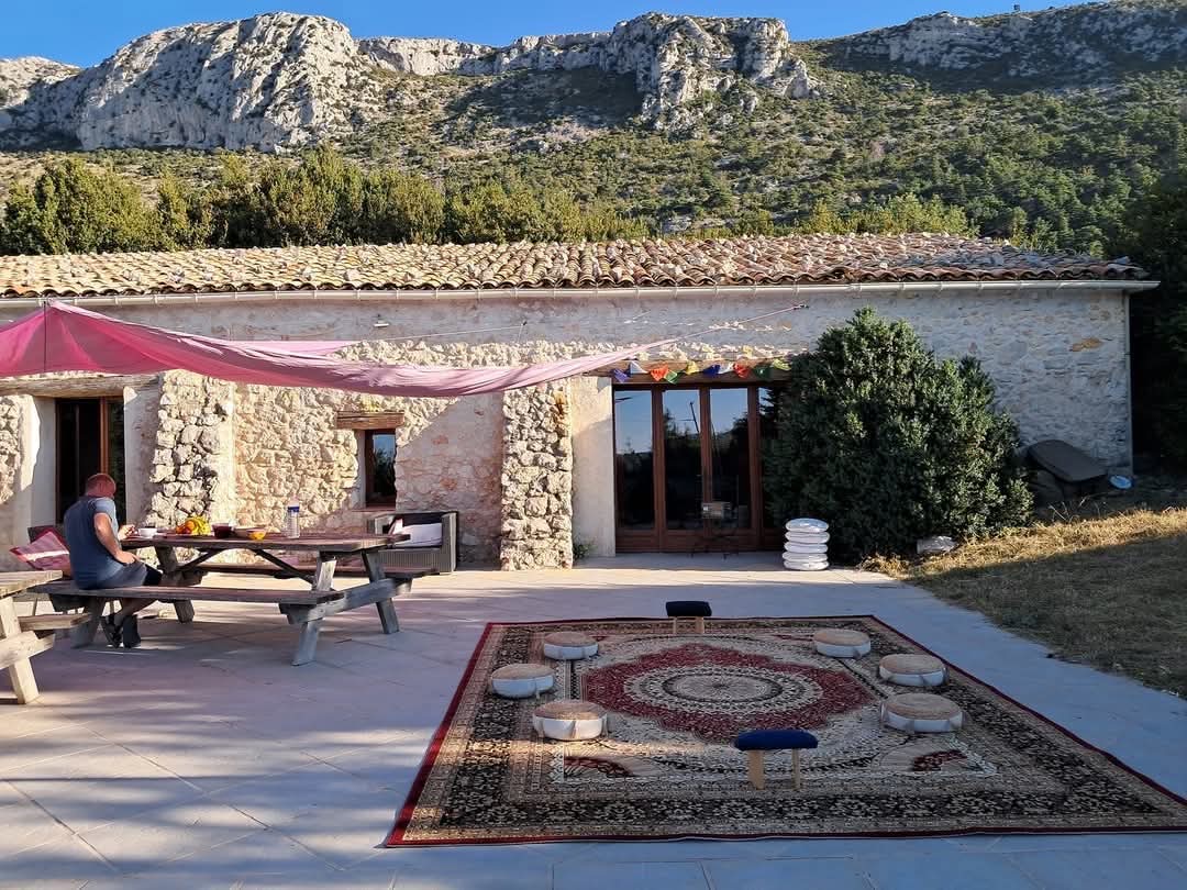La Bergerie à la Ferme Saint Pierre, gîte de groupe avec grande terrasse face aux montagnes du Haut Var en Provence.